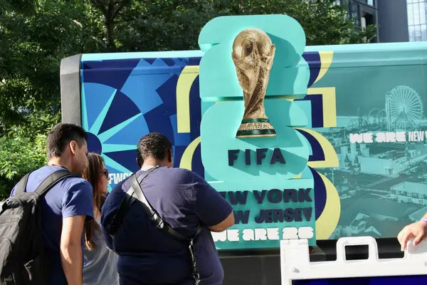 Z100New York yaz partisi '25. 7 Ağustos 2025, New York, ABD: Taraftarlar 2026 Fifa kupa posteriyle fotoğraf çekiyorlar Iheart Media 'da New York' un 25. yaz partisinde (niyi fote / thews2)