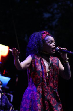 Celia Cruz New York 'ta kutlama yapıyor. 9 Ağustos 2025, New York, ABD: Salsa Celia Cruz kraliçesi, üç çağdaş Kübalı sanatçı onun ruhunu aktarmak ve mirasını onurlandırmak için Central Park 'ta bir araya geldi (Jose Francisco / thews2)