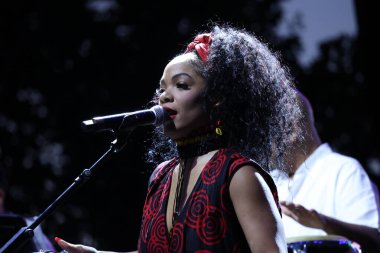 Celia Cruz New York 'ta kutlama yapıyor. 9 Ağustos 2025, New York, ABD: Salsa Celia Cruz kraliçesi, üç çağdaş Kübalı sanatçı onun ruhunu aktarmak ve mirasını onurlandırmak için Central Park 'ta bir araya geldi (Jose Francisco / thews2)