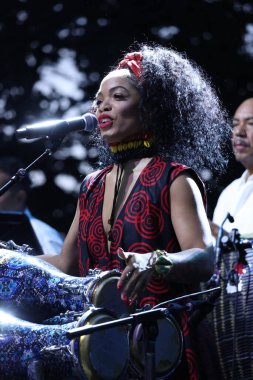 Celia Cruz New York 'ta kutlama yapıyor. 9 Ağustos 2025, New York, ABD: Salsa Celia Cruz kraliçesi, üç çağdaş Kübalı sanatçı onun ruhunu aktarmak ve mirasını onurlandırmak için Central Park 'ta bir araya geldi (Jose Francisco / thews2)