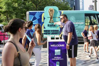  Z 100 New York yaz partisi '25. 7 Ağustos 2025, New York, ABD: Taraftarlar 2026 Fifa kupa posteriyle Iheart Media 'da New York' un bir numaralı müzik kanalı Z100 sırasında fotoğraf çekiyorlar (niyi fote / thews2)