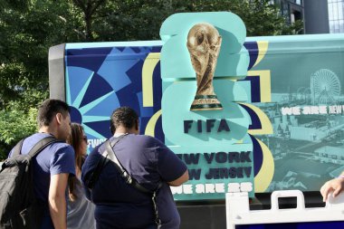  Z 100 New York yaz partisi '25. 7 Ağustos 2025, New York, ABD: Taraftarlar 2026 Fifa kupa posteriyle Iheart Media 'da New York' un bir numaralı müzik kanalı Z100 sırasında fotoğraf çekiyorlar (niyi fote / thews2)