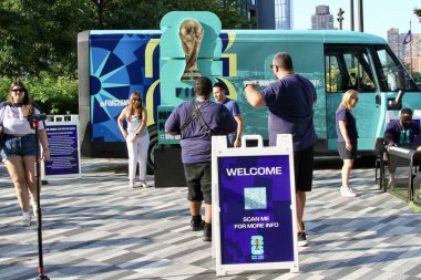  Z 100 New York yaz partisi '25. 7 Ağustos 2025, New York, ABD: Taraftarlar 2026 Fifa kupa posteriyle Iheart Media 'da New York' un bir numaralı müzik kanalı Z100 sırasında fotoğraf çekiyorlar (niyi fote / thews2)