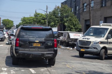 Queens 'te bir araba kazasında üç kişi öldü. 12 Ağustos 2025, New York, New York, ABD: NYPD adli tıp operasyon araçları bir kahve kamyonuna çarpmış ve iki yaya ölmüş. 