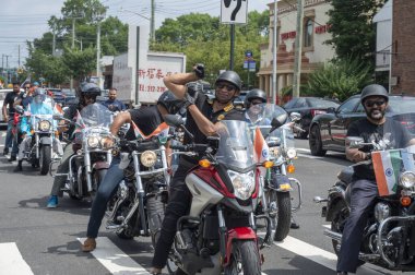 Kraliçeler 10. Hindistan Günü geçit töreni. 16 Ağustos 2025, New York, New York, ABD: Motosikletli insanlar 16 Ağustos 2025 'te Queens 10. Hindistan Günü geçit törenine katılıyor..