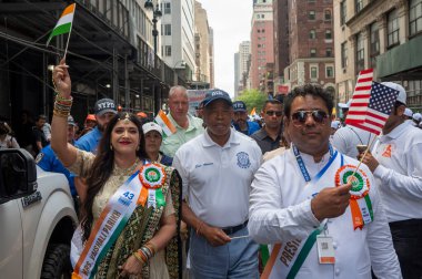 17 Ağustos 2025, New York, New York, ABD: New York Belediye Başkanı Eric Adams (c) 17 Ağustos 2025 'te Madison Bulvarı' ndaki 43. (M10 'lar\ yeni 2ler))