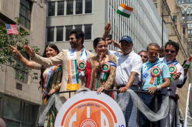 17 Ağustos 2025, New York, New York, ABD: (I-r) vijay deverakonda, Rashmika mandanna ve New York Belediye Başkanı Eric Adams 17 Ağustos 2025 'te Madison Bulvarı' ndaki 43. (M10 'lar\ yeni 2ler))