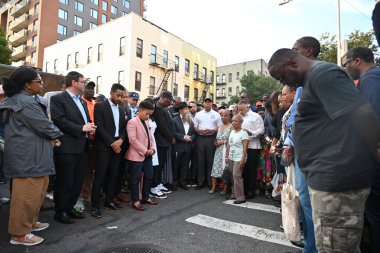 New York Belediye Başkanı Eric Adams, Başsavcı Letitia James ve diğer yetkililer hafta sonu meydana gelen ve üç kişinin öldüğü ve on kişinin de yaralandığı toplu çatışmanın ardından olay yerine baktılar. 