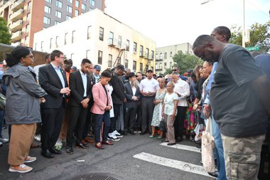 New York Belediye Başkanı Eric Adams, Başsavcı Letitia James ve diğer yetkililer hafta sonu meydana gelen ve üç kişinin öldüğü ve on kişinin de yaralandığı toplu çatışmanın ardından olay yerine baktılar. 