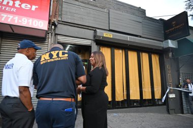 New York Belediye Başkanı Eric Adams, Başsavcı Letitia James ve diğer yetkililer hafta sonu meydana gelen ve üç kişinin öldüğü ve on kişinin de yaralandığı toplu çatışmanın ardından olay yerine baktılar. 