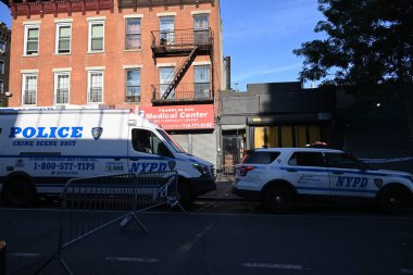 New York Polis Departmanı olay yeri inceleme kitle çatışmasından sonra olay yerinde toplanıyor. New York Belediye Başkanı Eric Adams, hafta sonu meydana gelen ve üç kişinin öldürüldüğü toplu çatışmanın ardından bir nöbete ev sahipliği yapıyor.)