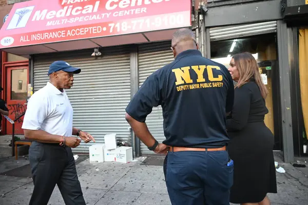 New York Belediye Başkanı Eric Adams, Başsavcı Letitia James ve diğer yetkililer hafta sonu meydana gelen ve üç kişinin öldüğü ve on kişinin de yaralandığı toplu çatışmanın ardından olay yerine baktılar. 