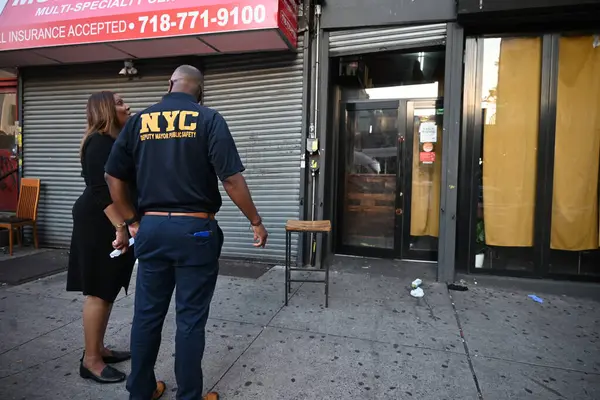 New York Belediye Başkanı Eric Adams, Başsavcı Letitia James ve diğer yetkililer hafta sonu meydana gelen ve üç kişinin öldüğü ve on kişinin de yaralandığı toplu çatışmanın ardından olay yerine baktılar. 