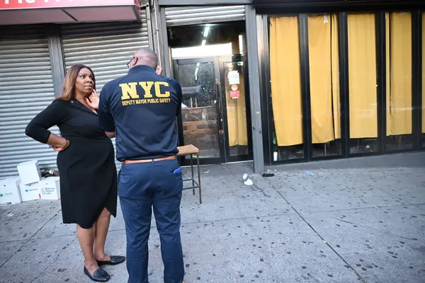 New York Belediye Başkanı Eric Adams, Başsavcı Letitia James ve diğer yetkililer hafta sonu meydana gelen ve üç kişinin öldüğü ve on kişinin de yaralandığı toplu çatışmanın ardından olay yerine baktılar. 