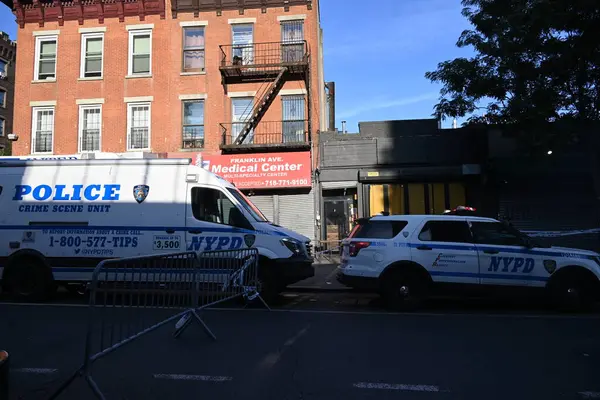 New York Polis Departmanı olay yeri inceleme kitle çatışmasından sonra olay yerinde toplanıyor. New York Belediye Başkanı Eric Adams, hafta sonu meydana gelen ve üç kişinin öldürüldüğü toplu çatışmanın ardından bir nöbete ev sahipliği yapıyor.)