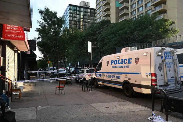 New York Polis Departmanı olay yeri inceleme kitle çatışmasından sonra olay yerinde toplanıyor. New York Belediye Başkanı Eric Adams, hafta sonu meydana gelen ve üç kişinin öldürüldüğü toplu çatışmanın ardından bir nöbete ev sahipliği yapıyor.)