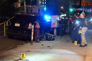 NYPD olay yeri inceleme ve dedektifleri, Bronx, New York 'taki 42 karakolu sınırları içinde, 3322. Cadde' de 31 yaşında bir adamın bıçaklanarak öldürüldüğü yerde çalışıyor. Pazartesi, 18 Ağustos 2025, Bronx (Kyle Mazza)