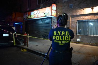 NYPD olay yeri inceleme ve dedektifleri, Bronx, New York 'taki 42 karakolu sınırları içinde, 3322. Cadde' de 31 yaşında bir adamın bıçaklanarak öldürüldüğü yerde çalışıyor. Pazartesi, 18 Ağustos 2025, Bronx (Kyle Mazza)