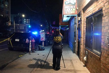 NYPD olay yeri inceleme ve dedektifleri, Bronx, New York 'taki 42 karakolu sınırları içinde, 3322. Cadde' de 31 yaşında bir adamın bıçaklanarak öldürüldüğü yerde çalışıyor. Pazartesi, 18 Ağustos 2025, Bronx (Kyle Mazza)