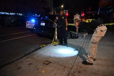 NYPD olay yeri inceleme ve dedektifleri, Bronx, New York 'taki 42 karakolu sınırları içinde, 3322. Cadde' de 31 yaşında bir adamın bıçaklanarak öldürüldüğü yerde çalışıyor. Pazartesi, 18 Ağustos 2025, Bronx (Kyle Mazza)