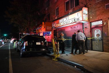 NYPD olay yeri inceleme ve dedektifleri, Bronx, New York 'taki 42 karakolu sınırları içinde, 3322. Cadde' de 31 yaşında bir adamın bıçaklanarak öldürüldüğü yerde çalışıyor. Pazartesi, 18 Ağustos 2025, Bronx (Kyle Mazza)