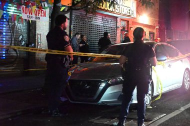 NYPD olay yeri inceleme ve dedektifleri, Bronx, New York 'taki 42 karakolu sınırları içinde, 3322. Cadde' de 31 yaşında bir adamın bıçaklanarak öldürüldüğü yerde çalışıyor. Pazartesi, 18 Ağustos 2025, Bronx (Kyle Mazza)