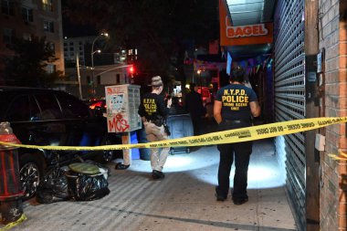 NYPD olay yeri inceleme ve dedektifleri, Bronx, New York 'taki 42 karakolu sınırları içinde, 3322. Cadde' de 31 yaşında bir adamın bıçaklanarak öldürüldüğü yerde çalışıyor. Pazartesi, 18 Ağustos 2025, Bronx (Kyle Mazza)