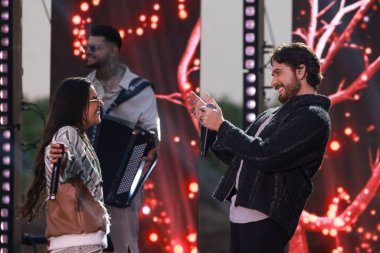 Sao Paulo (SP), Brezilya 08 / 19 / 2025 - Şarkıcı Gustavo Mioto, şarkıcı Yasmin Santos 'un özel konuklarıyla DVD kaydına katıldı. Proje Sezgisi Chela de Manias barında kaydedildi (leco viana / theenews2)