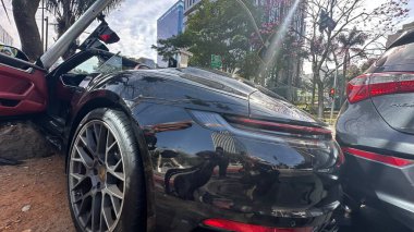 Sao Paulo (SP), Brezilya 08 / 20 / 2025 - Siyah bir MC Gato ve aktris Bia Miranda 'nın yer aldığı bir trafik kazası. Rua Elvira Ferraz 'ın Faria Lima köşesinde ithal bir Porsche ve bir HB 20 bırakılmış. (oslaim brito / the newws2)