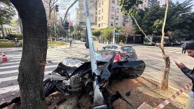 Sao Paulo (SP), Brezilya 08 / 20 / 2025 - Siyah bir MC Gato ve aktris Bia Miranda 'nın yer aldığı bir trafik kazası. Rua Elvira Ferraz 'ın Faria Lima köşesinde ithal bir Porsche ve bir HB 20 bırakılmış. (oslaim brito / the newws2)