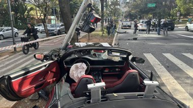 Sao Paulo (SP), Brezilya 08 / 20 / 2025 - Siyah bir MC Gato ve aktris Bia Miranda 'nın yer aldığı bir trafik kazası. Rua Elvira Ferraz 'ın Faria Lima köşesinde ithal bir Porsche ve bir HB 20 bırakılmış. (oslaim brito / the newws2)