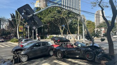 Sao Paulo (SP), Brezilya 08 / 20 / 2025 - Siyah bir MC Gato ve aktris Bia Miranda 'nın yer aldığı bir trafik kazası. Rua Elvira Ferraz 'ın Faria Lima köşesinde ithal bir Porsche ve bir HB 20 bırakılmış. (oslaim brito / the newws2)