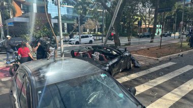 Sao Paulo (SP), Brezilya 08 / 20 / 2025 - Siyah bir MC Gato ve aktris Bia Miranda 'nın yer aldığı bir trafik kazası. Rua Elvira Ferraz 'ın Faria Lima köşesinde ithal bir Porsche ve bir HB 20 bırakılmış. (oslaim brito / the newws2)