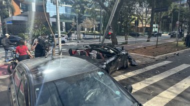 Sao Paulo (SP), Brezilya 08 / 20 / 2025 - Siyah bir MC Gato ve aktris Bia Miranda 'nın yer aldığı bir trafik kazası. Rua Elvira Ferraz 'ın Faria Lima köşesinde ithal bir Porsche ve bir HB 20 bırakılmış. (oslaim brito / the newws2)