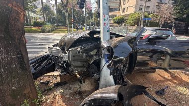Sao Paulo (SP), Brezilya 08 / 20 / 2025 - Siyah bir MC Gato ve aktris Bia Miranda 'nın yer aldığı bir trafik kazası. Rua Elvira Ferraz 'ın Faria Lima köşesinde ithal bir Porsche ve bir HB 20 bırakılmış. (oslaim brito / the newws2)