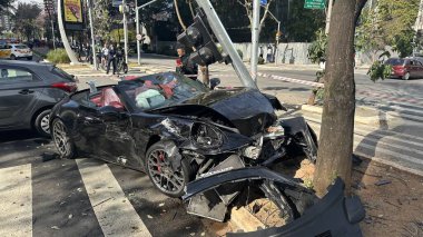 Sao Paulo (SP), Brezilya 08 / 20 / 2025 - Siyah bir MC Gato ve aktris Bia Miranda 'nın yer aldığı bir trafik kazası. Rua Elvira Ferraz 'ın Faria Lima köşesinde ithal bir Porsche ve bir HB 20 bırakılmış. (oslaim brito / the newws2)