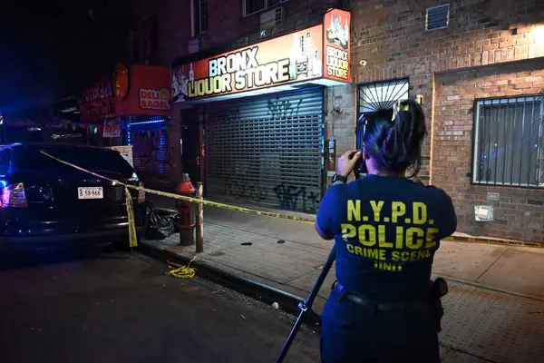NYPD olay yeri inceleme ve dedektifleri, Bronx, New York 'taki 42 karakolu sınırları içinde, 3322. Cadde' de 31 yaşında bir adamın bıçaklanarak öldürüldüğü yerde çalışıyor. Pazartesi, 18 Ağustos 2025, Bronx (Kyle Mazza)