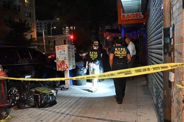 NYPD olay yeri inceleme ve dedektifleri, Bronx, New York 'taki 42 karakolu sınırları içinde, 3322. Cadde' de 31 yaşında bir adamın bıçaklanarak öldürüldüğü yerde çalışıyor. Pazartesi, 18 Ağustos 2025, Bronx (Kyle Mazza)