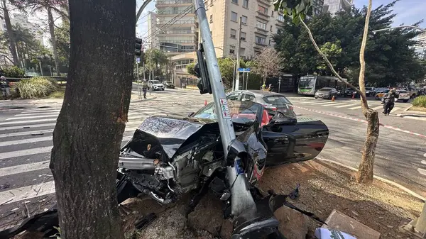 Sao Paulo (SP), Brezilya 08 / 20 / 2025 - Siyah bir MC Gato ve aktris Bia Miranda 'nın yer aldığı bir trafik kazası. Rua Elvira Ferraz 'ın Faria Lima köşesinde ithal bir Porsche ve bir HB 20 bırakılmış. (oslaim brito / the newws2)