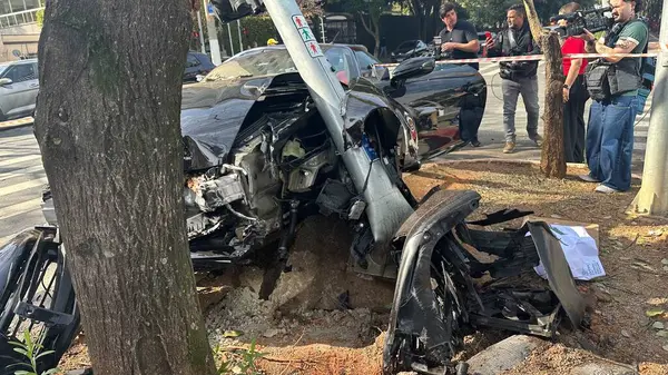 Sao Paulo (SP), Brezilya 08 / 20 / 2025 - Siyah bir MC Gato ve aktris Bia Miranda 'nın yer aldığı bir trafik kazası. Rua Elvira Ferraz 'ın Faria Lima köşesinde ithal bir Porsche ve bir HB 20 bırakılmış. (oslaim brito / the newws2)