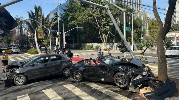 Sao Paulo (SP), Brezilya 08 / 20 / 2025 - Siyah bir MC Gato ve aktris Bia Miranda 'nın yer aldığı bir trafik kazası. Rua Elvira Ferraz 'ın Faria Lima köşesinde ithal bir Porsche ve bir HB 20 bırakılmış. (oslaim brito / the newws2)