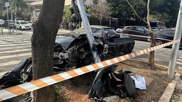 Sao Paulo (SP), Brezilya 08 / 20 / 2025 - Siyah bir MC Gato ve aktris Bia Miranda 'nın yer aldığı bir trafik kazası. Rua Elvira Ferraz 'ın Faria Lima köşesinde ithal bir Porsche ve bir HB 20 bırakılmış. (oslaim brito / the newws2)