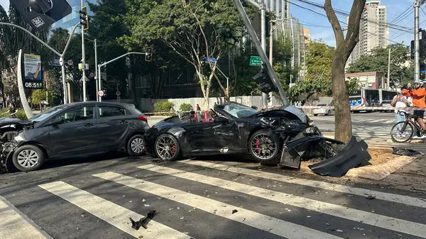 Sao Paulo (SP), Brezilya 08 / 20 / 2025 - Siyah bir MC Gato ve aktris Bia Miranda 'nın yer aldığı bir trafik kazası. Rua Elvira Ferraz 'ın Faria Lima köşesinde ithal bir Porsche ve bir HB 20 bırakılmış. (oslaim brito / the newws2)