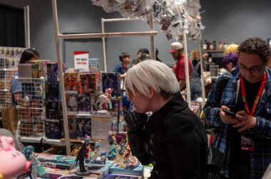 2025 anime nyc - birinci gün. 21 Ağustos 2025, New York, New York, ABD: 2025 New York City 'deki Jacob Javits Center' da 2025 yılındaki anime dergisinde kostümlü katılımcılar ürünlere bakıyor. (m10 'lar / yeniler 2)