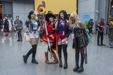2025 anime nyc - birinci gün. 21 Ağustos 2025, New York, New York, ABD: Cosplayers poz 2025 anime nyc sırasında Jacob Javits Center 'da 21 Ağustos 2025, New York. (m10 'lar / yeniler 2)