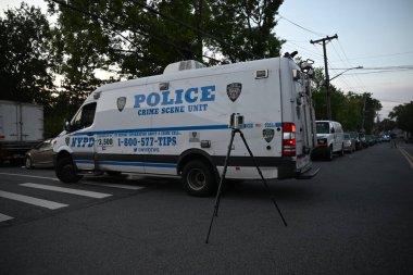 NYPD suç mahalli birimi ve polis memurları, basketbol maçı sırasında bir kişinin öldüğü ve dört kişinin yaralandığı basketbol sahasının içinde ve dışında gündüz vakti olay yerinde çalışıyorlar. (Kyle Mazza\ yeni2))      