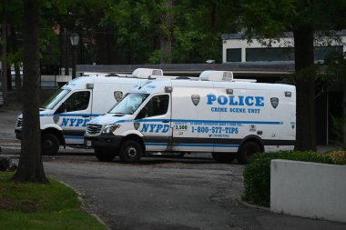 NYPD suç mahalli birimi ve polis memurları, basketbol maçı sırasında bir kişinin öldüğü ve dört kişinin yaralandığı basketbol sahasının içinde ve dışında gündüz vakti olay yerinde çalışıyorlar. (Kyle Mazza\ yeni2))      
