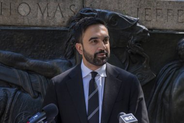 22 Ağustos 2025, New York, New York, ABD: Demokratik New York belediye başkanı adayı Zohran mamdani Adams yönetimindeki en son yolsuzluk suçlamalarına ilişkin basın brifinginde konuştu. (M10 'lar\ yeni 2ler))        