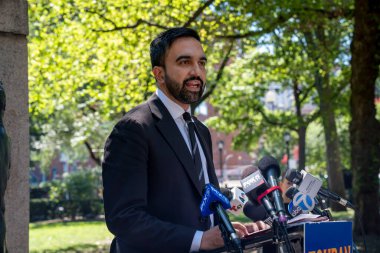 22 Ağustos 2025, New York, New York, ABD: Demokratik New York belediye başkanı adayı Zohran mamdani Adams yönetimindeki en son yolsuzluk suçlamalarına ilişkin basın brifinginde konuştu. (M10 'lar\ yeni 2ler))        