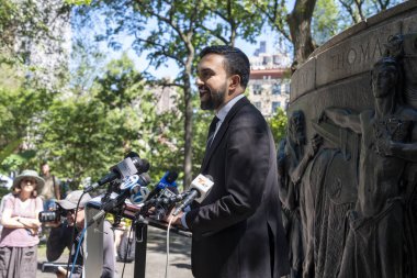 22 Ağustos 2025, New York, New York, ABD: Demokratik New York belediye başkanı adayı Zohran mamdani Adams yönetimindeki en son yolsuzluk suçlamalarına ilişkin basın brifinginde konuştu. (M10 'lar\ yeni 2ler))        